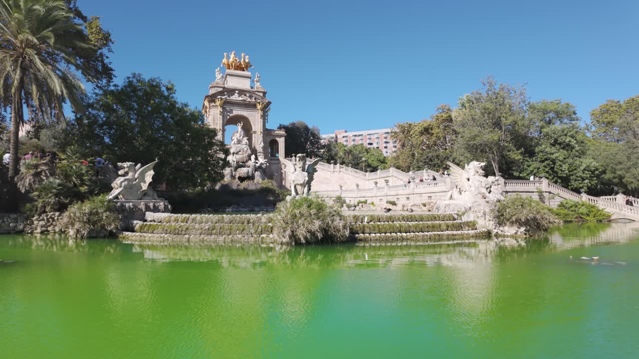 바르셀로나의 파크 데 라 시다델라 (parc de la ciutadella) 에 있는 cascada monumental의 경치가 아름답고, 푸른 공원과 연못이 있다.