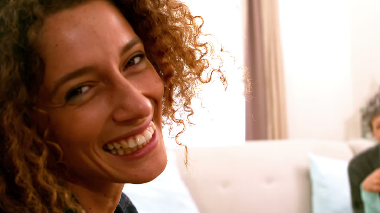 Donne sedute sul divano