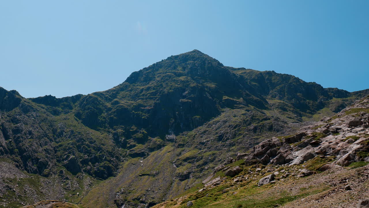 Inquadratura a campo lungo della cima del Monte Snowdon in una giornata di sole estiva.