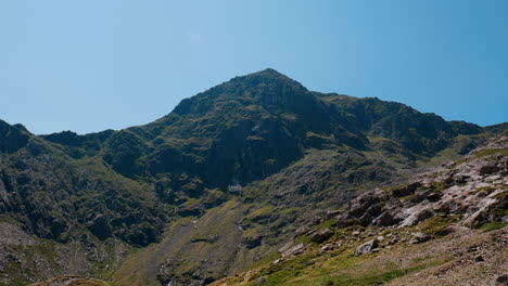 un largo disparo de la cima de la montaña snowdon en un día soleado de verano