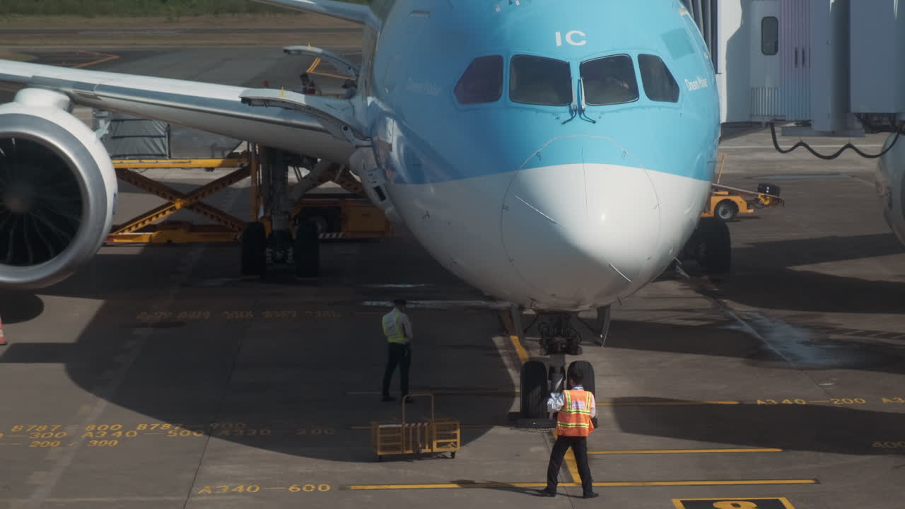 mantenimiento del avión y personal de tierra en el aeropuerto