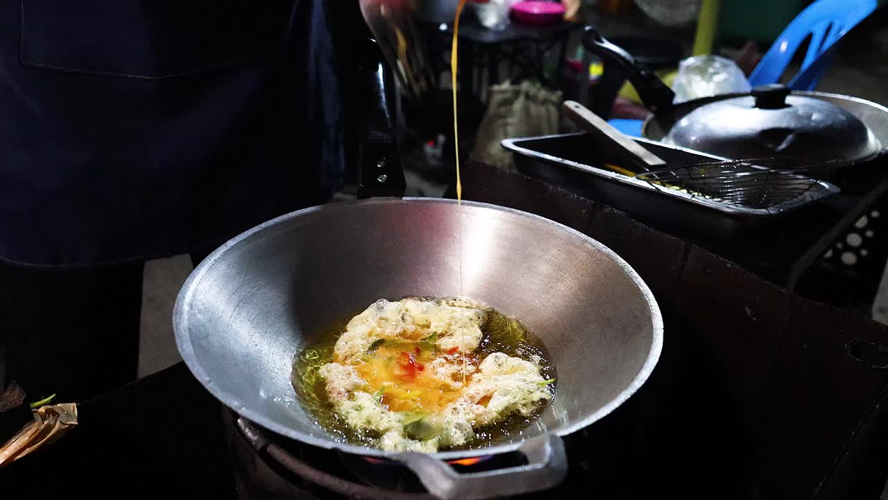 Cucinare una frittata in una bancarella di street food