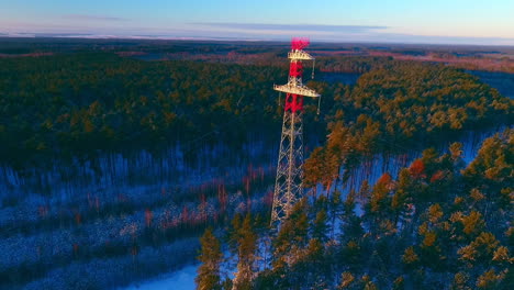 Torre-Eléctrica-De-Alta-Tensión-En-El-Bosque.-Poder-Electrico.-Electricidad-Aérea