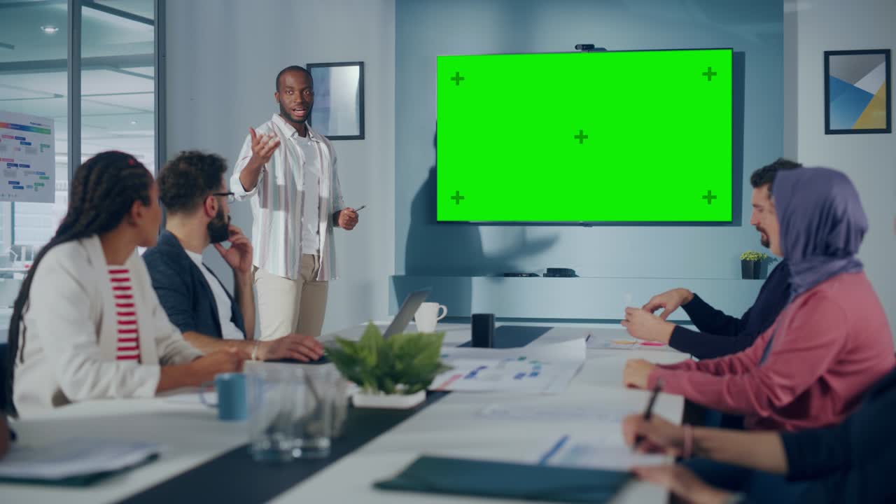 presentación de reuniones en la sala de conferencias de la oficina: empresario negro habla, utiliza pantalla verde chroma key wall tv. presentación exitosa de un producto a un grupo de inversores multiétnicos. estrategia de comercio electrónico