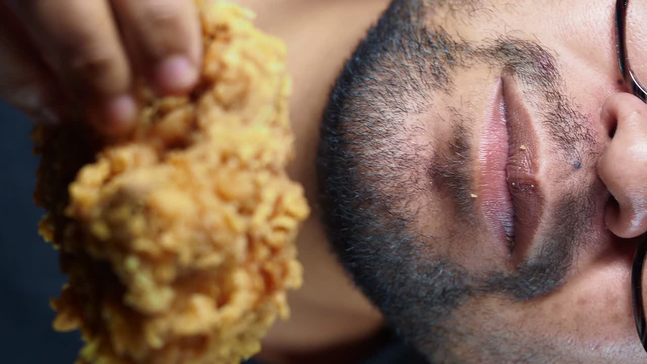 hombre comiendo pollo frito