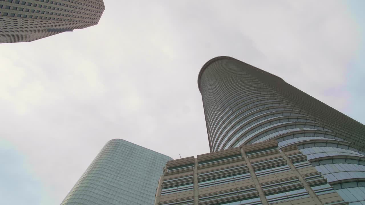 Questa inquadratura grandangolare dal basso cattura l'imponente edificio al 1500 di Smith Street accanto ai grattacieli circostanti nel centro di Houston, Texas.
