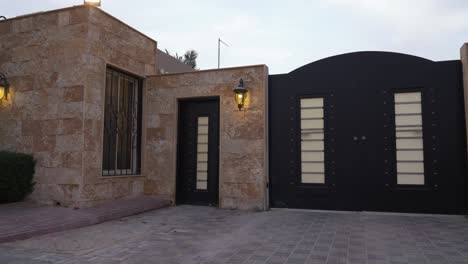 puerta delantera de una casa en arabia saudí