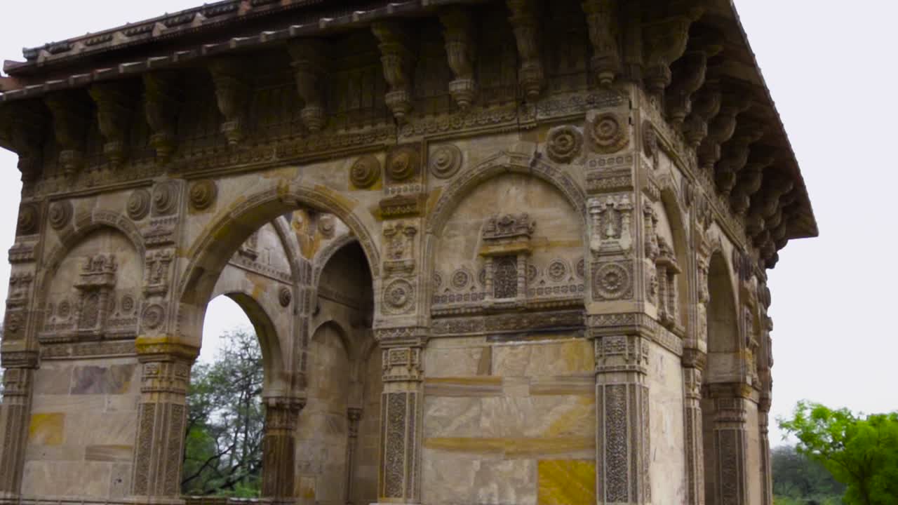 Gammel arkitektur med stenudskæringer i Indien