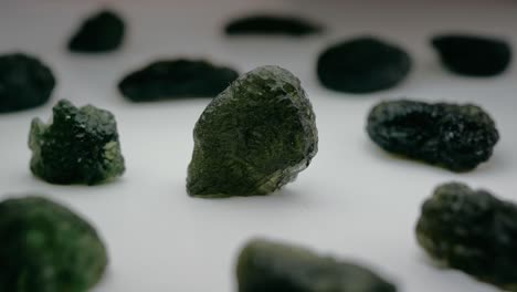 rara colección de cristales de piedras preciosas de moldavita de la república checa