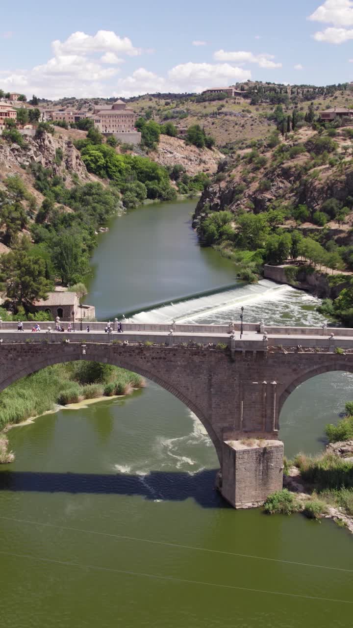 Ripresa aerea verticale del Ponte di San Martín che attraversa il fiume Tago a Toledo, Spagna.
