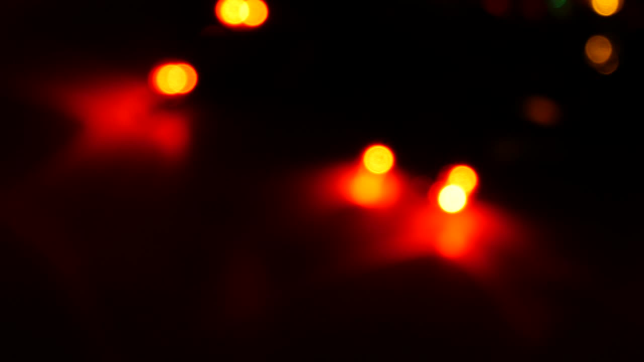 el desplazamiento de luces bokeh coloridas sobre un fondo negro
