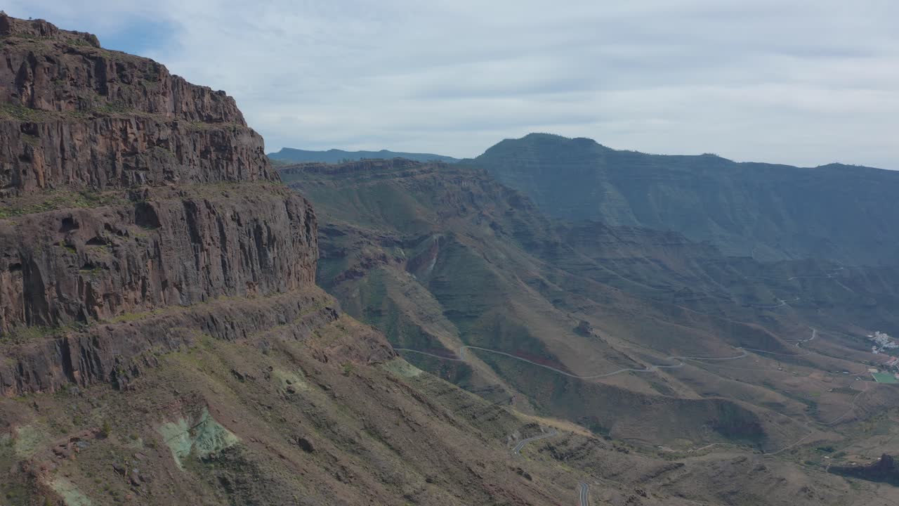 vuelo de drones de montañas y cañones en gran canaria