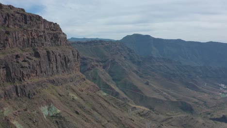 Drohnenflug-Von-Bergen-Und-Schluchten-Auf-Gran-Canaria