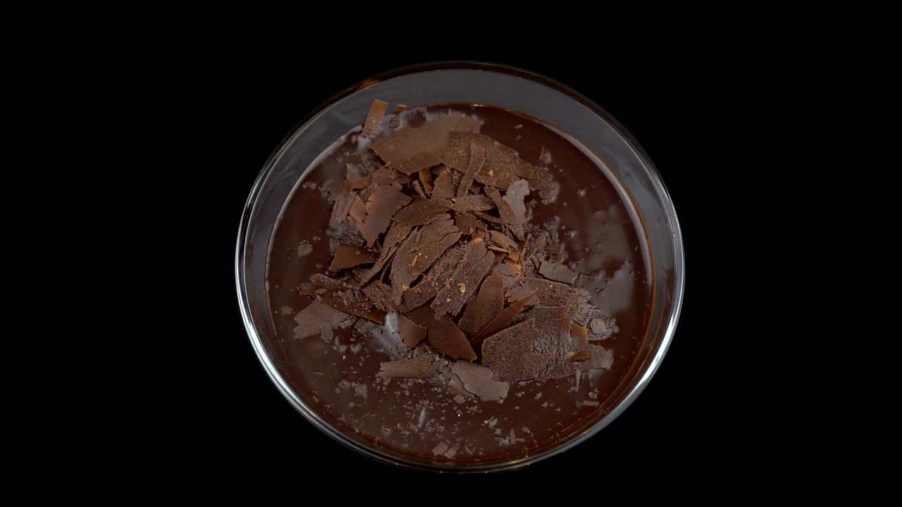 초콜릿 푸딩 컵이 검은 배경으로 회전, 4k 비디오