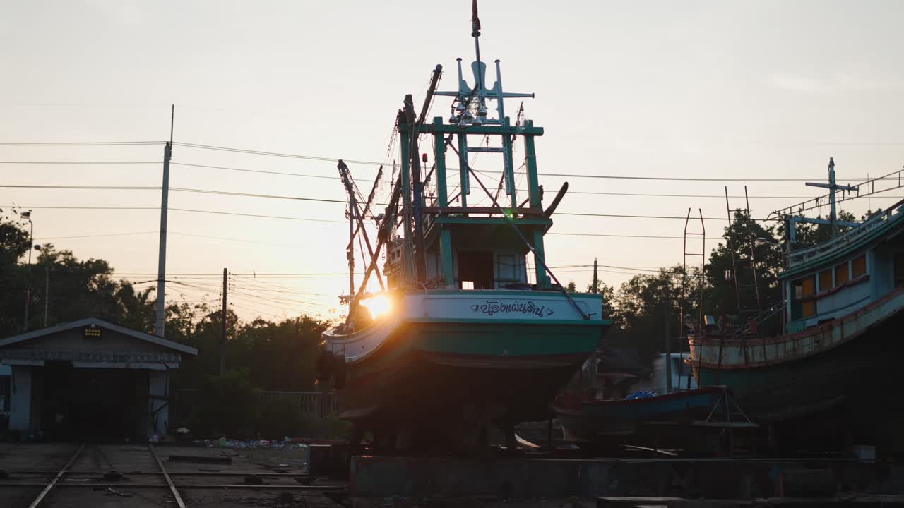 일몰 낚시 보트