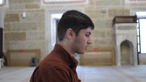 muslim boy praying