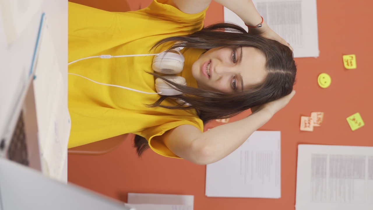 vídeo vertical de una niña que tiene una crisis nerviosa.