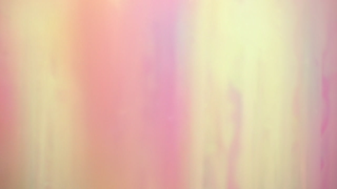 moviéndose a través del laberinto de tiras de colores, toma de punto de vista