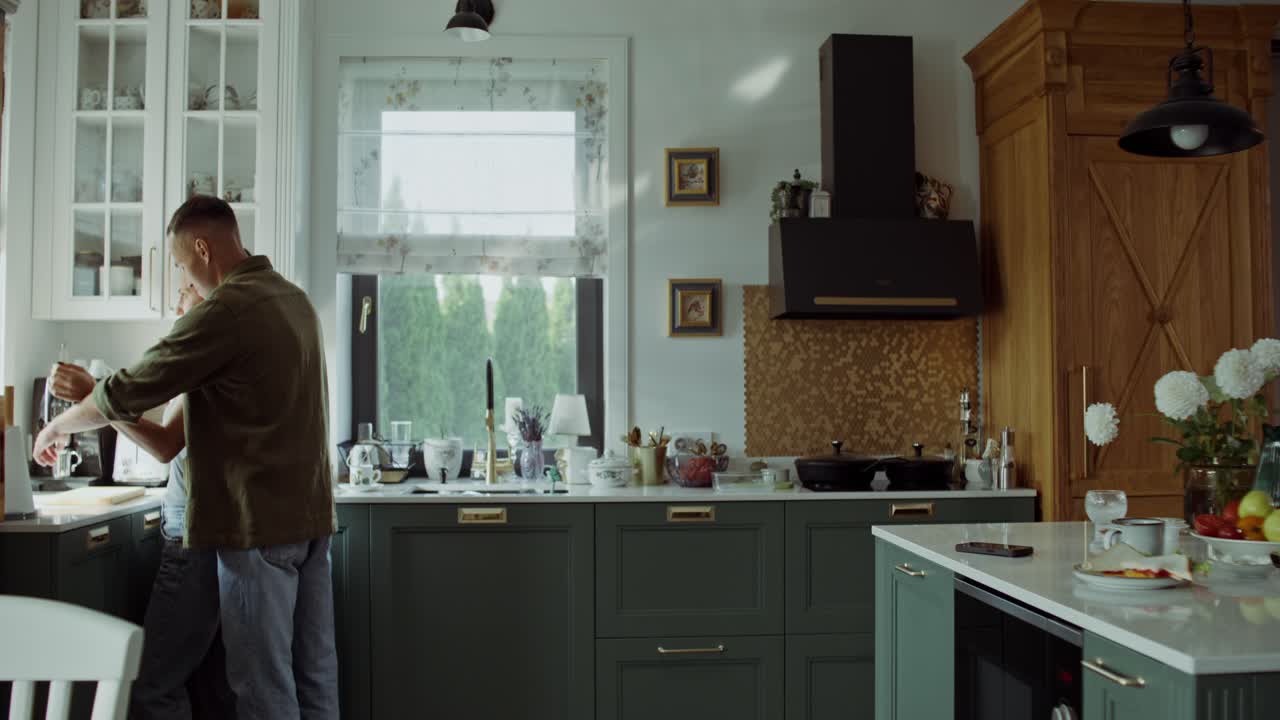 Coppia che cucina in una cucina moderna