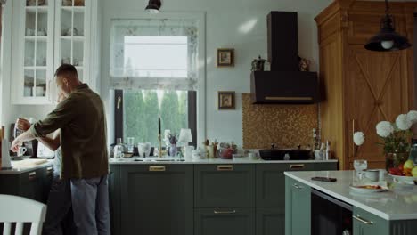 pareja cocinando en una cocina moderna