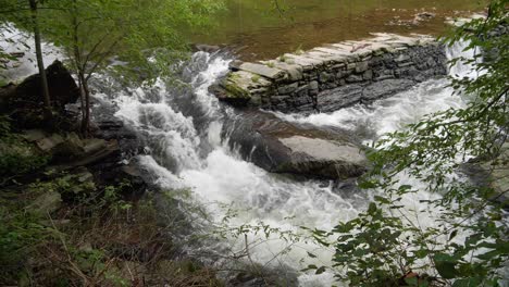 Wasserfall-Bei-überdachter-Brücke,-Thomas-Mill-Am-Wissahickon-Creek