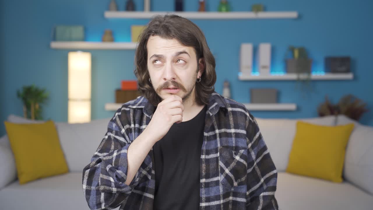 hombre reflexivo en busca de ideas.