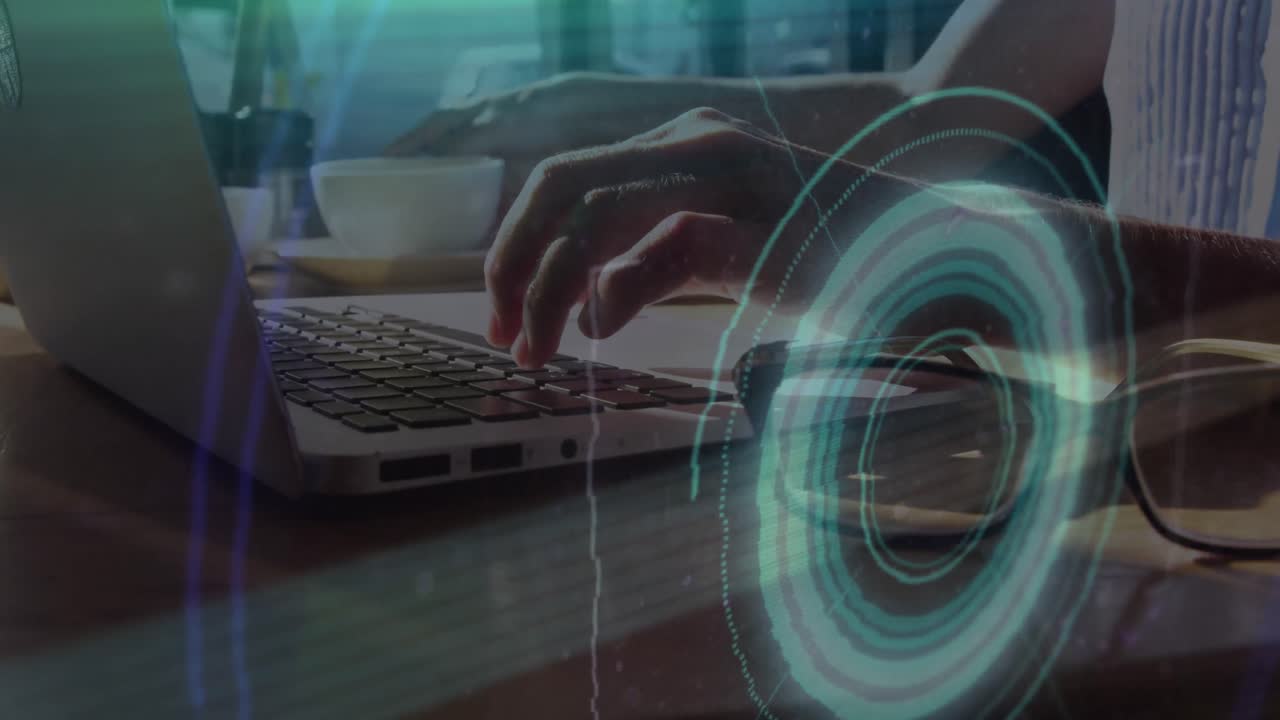 animación del escaneo del alcance y el procesamiento de datos sobre una persona que utiliza una computadora portátil