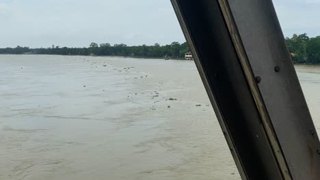 Dolly-Disparó-Sobre-Un-Puente-Con-Un-Río-Inundado-Debajo-De-La-Banca-En-Sylhet