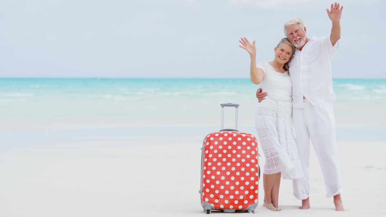 retrato de una pareja jubilada de vacaciones en una playa tropical
