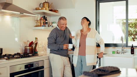 Old-couple,-talking-in-kitchen-with-coffee