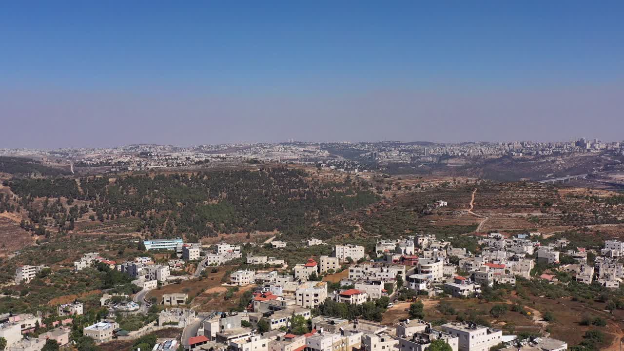 la aldea palestina de beit surik con la montaña nebi samuel, desde el aire