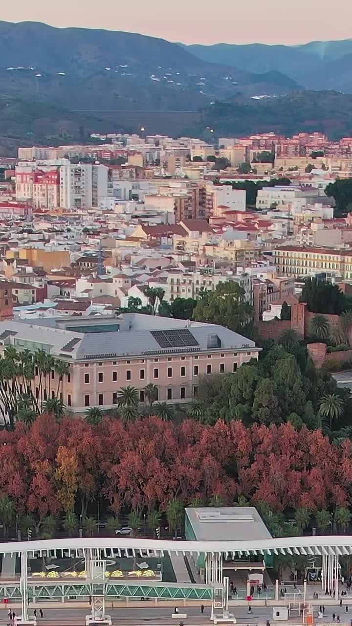 Vista da cidade de Málaga e das montanhas na Espanha durante o pôr do sol