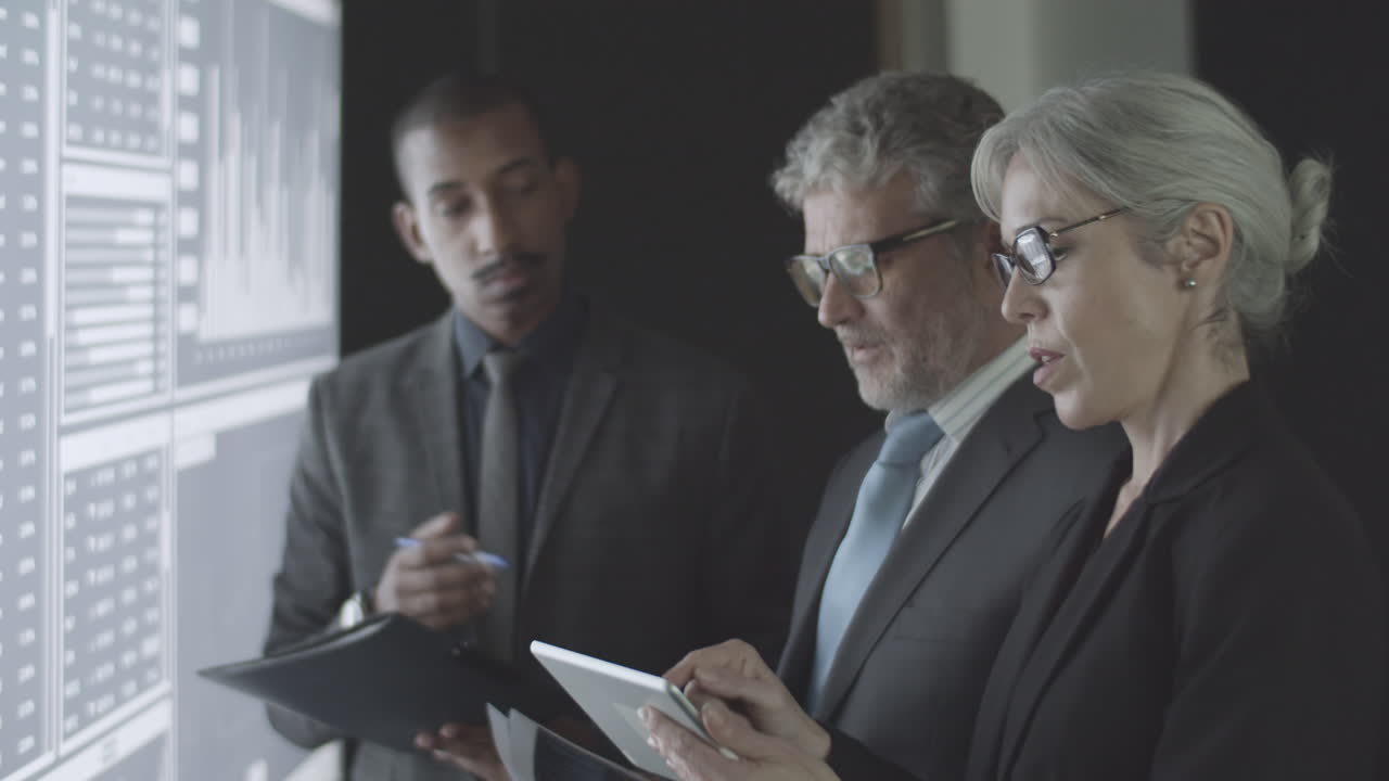 팀에 조언을 제공하는 자신감 있는 흑인 금융 중개인