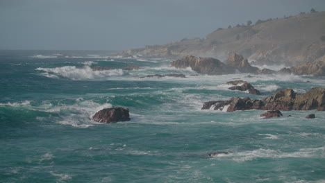 Panorámica-Amplia-De-Grandes-Olas-Rompiendo-En-Las-Rocas-En-Painters-Point,-California.