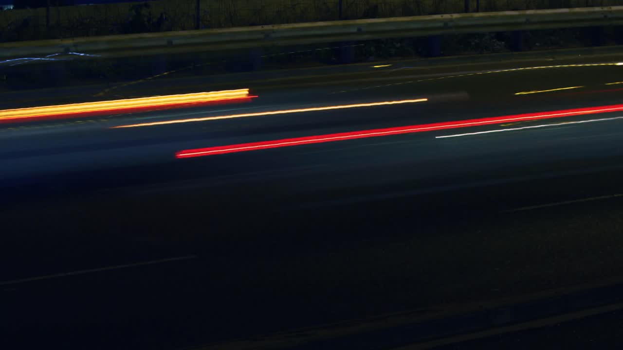 vehículos que se desplazan por el puente