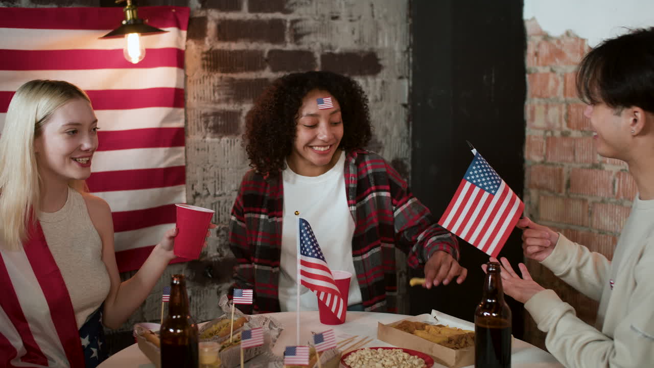 7월 4일을 축하하는 친구들