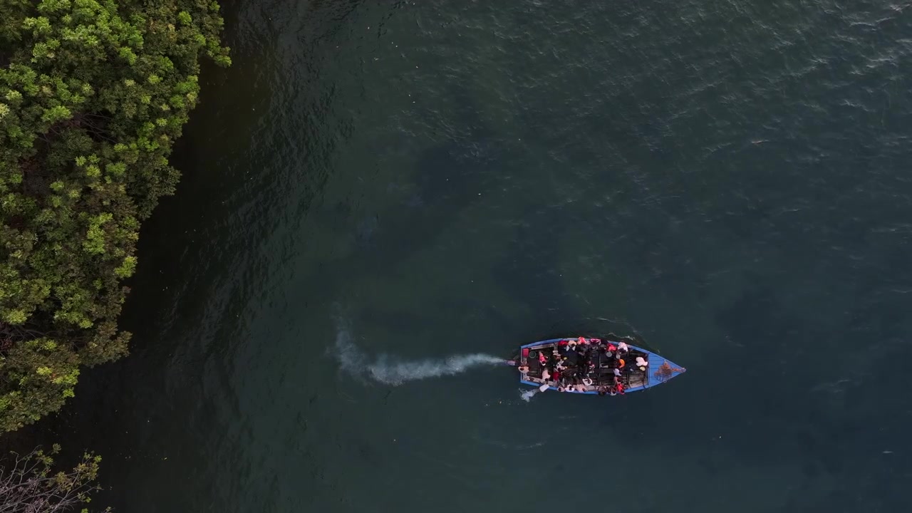 Barca con operai edili lascia l'isola di Nankoma per la terraferma, Lago Malawi. Malawi
