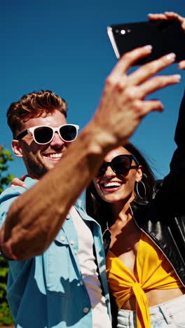 una pareja feliz tomando una selfie al aire libre