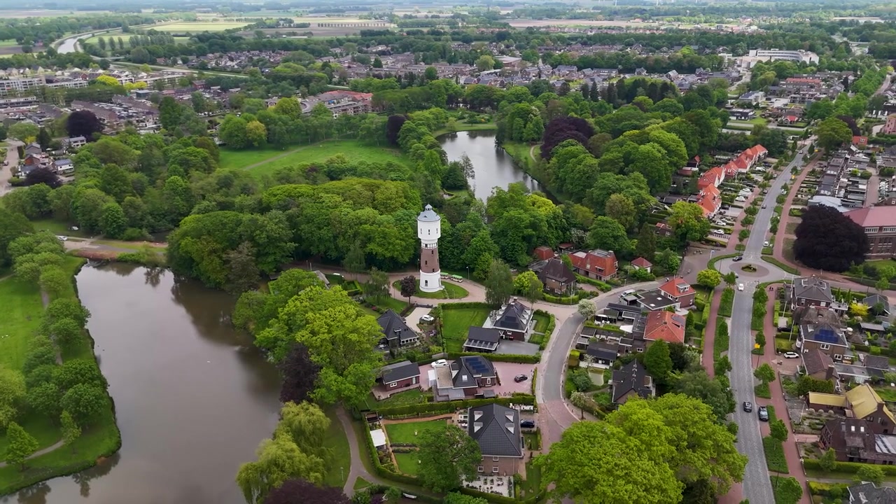 Vista aerea di una storica torre dell'acqua in un quartiere residenziale olandese