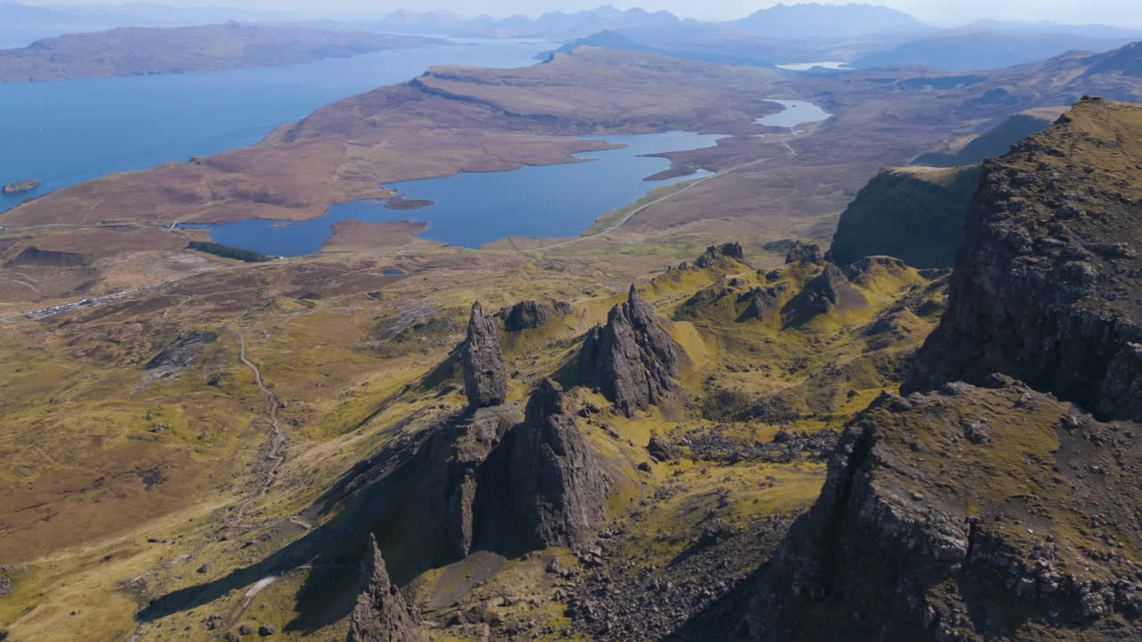 el viejo de storr en la isla de skye con impresionantes paisajes, vista aérea