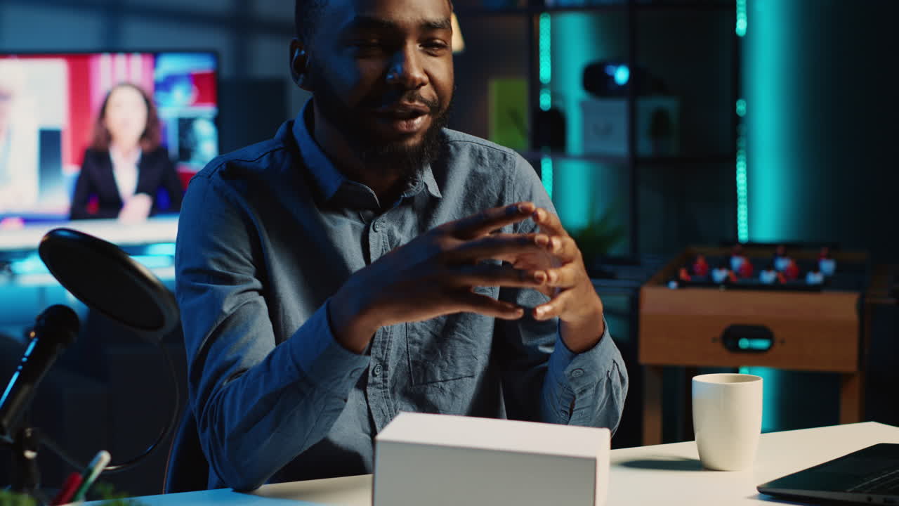 Influencer unpacks phone for subscribers