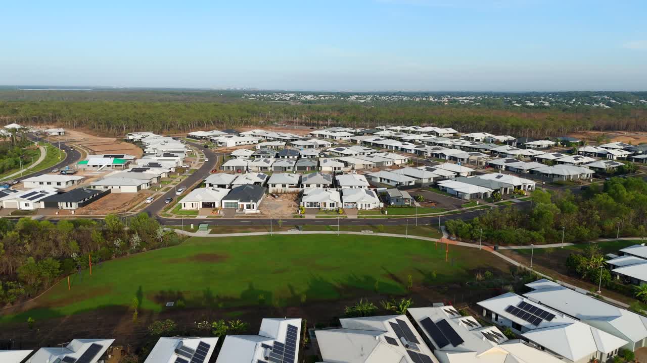 retiro aéreo de una casa residencial moderna en zuccoli, que muestra el diseño contemporáneo y el paisaje circundante