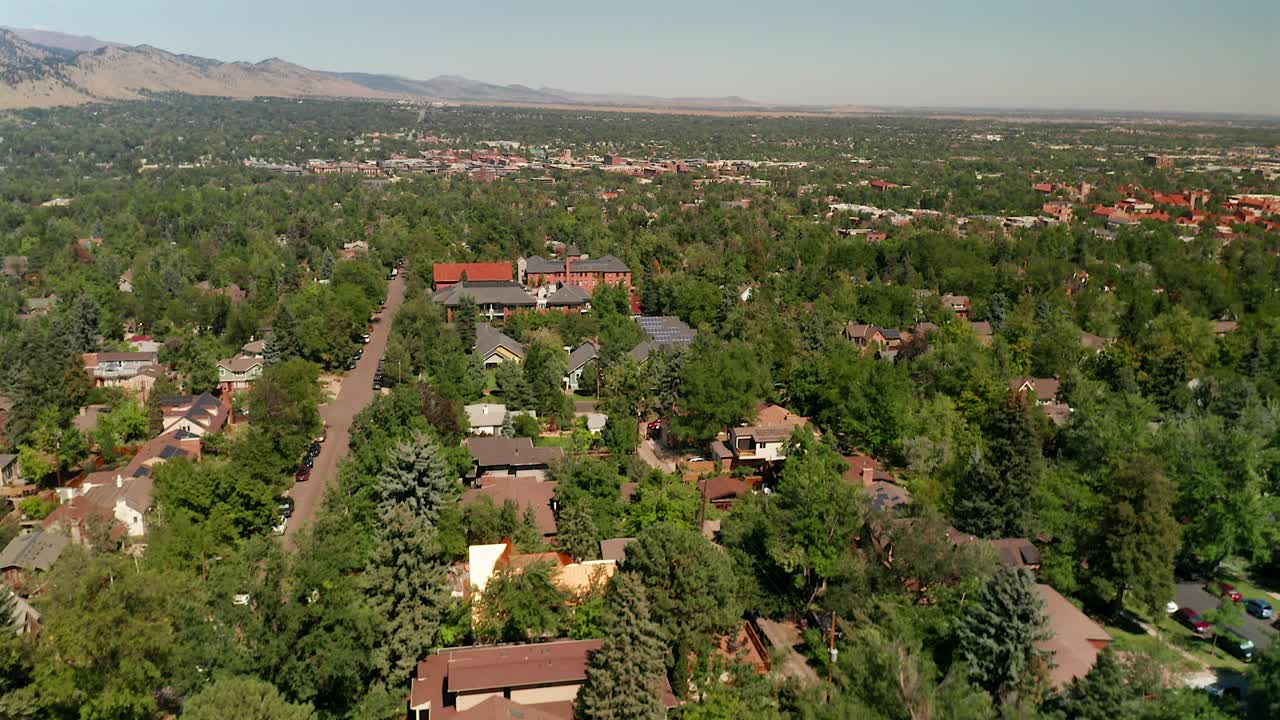 imágenes aéreas de drones que se elevan por encima de la vivienda, en un vecindario de boulder colorado
