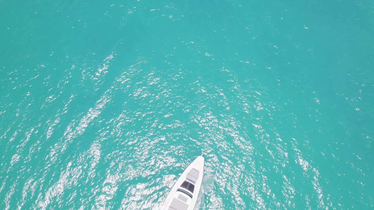 hermosa vista aérea de barco blanco yate en agua azul sol brillante cielo azul nubes blancas vacaciones tranquilo paisajístico