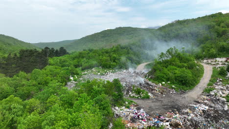 vista aérea de un vertedero de basura que se está quemando en algunos lugares