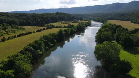 Excelente-Vista-Aérea-Subiendo-Por-El-Valle-Del-Río-Shenandoah-En-Virginia