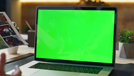 gerente discutiendo trabajo pantalla verde portátil videoconferencia en la oficina de cerca.
