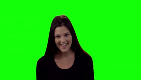 Lächelnde-Schöne-Frau,-Die-Vor-Einem-Grünen-Bildschirm-Steht