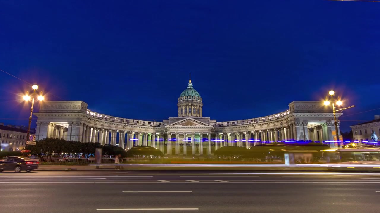 Noites Brancas na Catedral de Kazan (Kazanskiy Kafedralniy Sobor) em São Petersburgo: Timelapse vibrante de verão com tráfego fluindo na Avenida Nevskiy, Rússia.