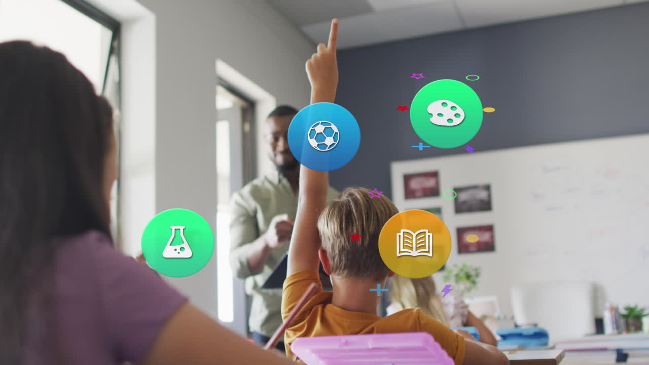 animación de iconos escolares sobre un maestro afroamericano y alumnos levantando las manos en clase